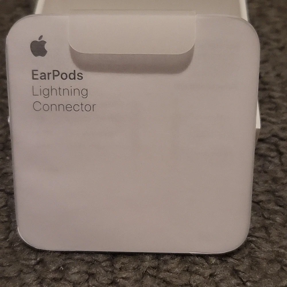Apple Earpods with Lightning Connector